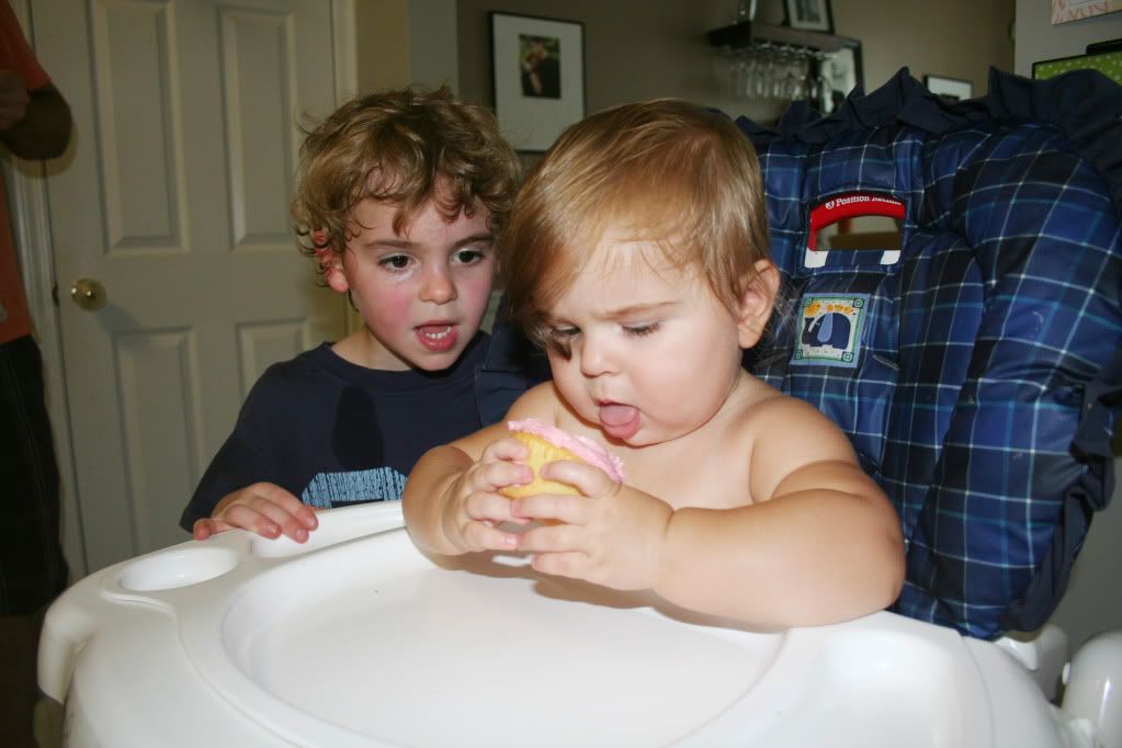 Lorelai eating cake