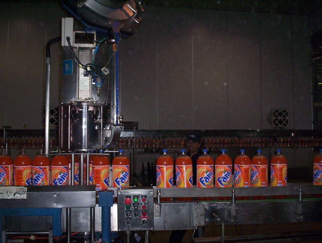 Como se elabora la Coca cola (Dentro de la fabrica) Como se elabora la Coca cola (Dentro de la fabrica)